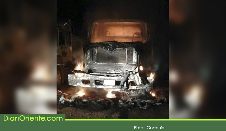 Photo of Autoridades investigan quema de dos vehículos oficiales
